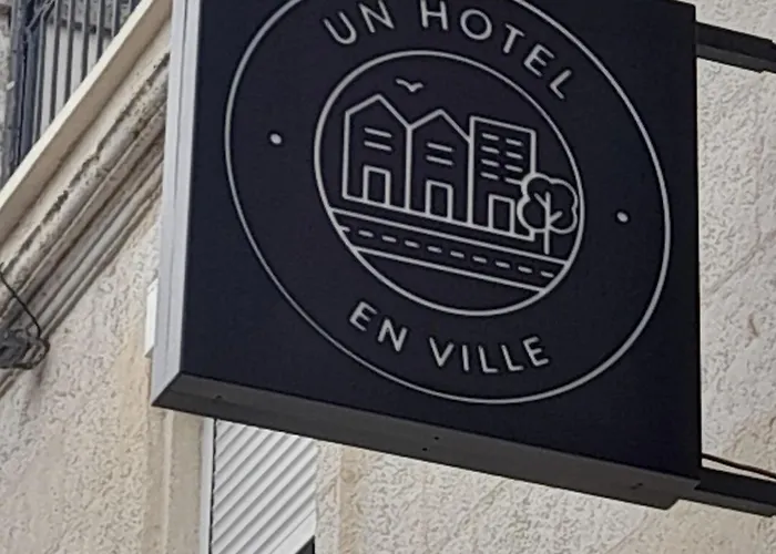 Un Hôtel En Ville